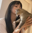 欧阳娜娜抱奶猫玩耍温馨有爱 被拨乱头发笑容宠溺