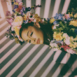 花仙子！A妹慶生派對(duì) 鮮花眼妝和男友甜蜜擁吻