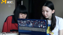 电影《乐队》两个女孩如何用电脑炼成一首“神曲”