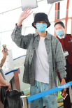 “朱朝阳”荣梓杉私服潮范儿 长腿瞩目坐姿潇洒