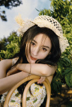 “森系精灵”来了！赵丽颖夏日写真嘟嘴俏皮可爱