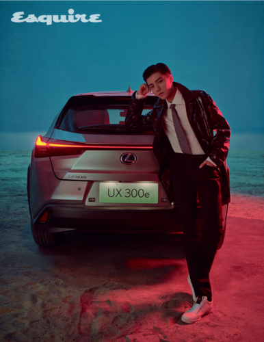 标题豪车配型男王俊凯未来感大片背头造型展男友力