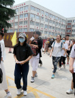 張子楓回家鄉(xiāng)河南參加高考 素顏簡(jiǎn)裝現(xiàn)身仍被認(rèn)出
