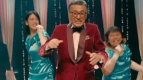 《與我跳舞》寶田明搭檔三吉彩花 上演一段荒誕滑稽的歌舞片