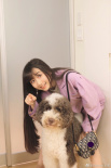 木村心美穿藕荷色西服 超宠溺拥抱爱犬笑容甜美