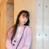 木村心美穿藕荷色西服 超宠溺拥抱爱犬笑容甜美