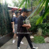 郑恺回应火锅店涉抄袭后被偶遇 和孕妻苗苗出街