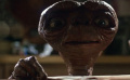 大眼睛长脖子 苍老的脸与发光的心 E.T.的造型从何而来？