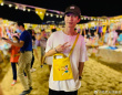 王菲14岁女儿与闺蜜摆摊做义卖 李嫣金发气质成熟