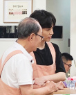 張藝興《忘不了餐廳》路透 穿粉圍裙工服乖巧可愛