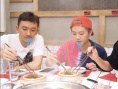 鹿晗吃播又上线！吃火锅到断片 剧透《穿越火线》