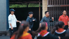 林永健、白客與孩子們一同跳操 孩子們動(dòng)作整齊劃一賞心悅目