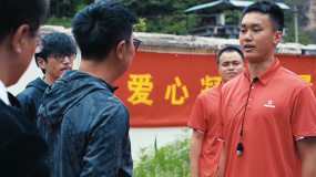 體育老師羅秦學(xué)退伍不褪色 山區(qū)支教帶領(lǐng)孩子球場(chǎng)獲佳績(jī)