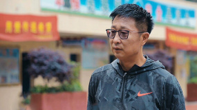 黑竹溝小學(xué)校長(zhǎng)介紹校園情況 放映隊(duì)員為支教的教師們點(diǎn)贊