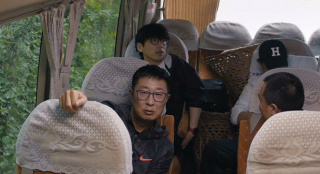 放映隊前往下一站時被困山路 改換交通工具巧妙化解危機