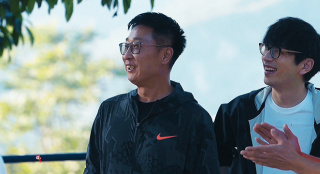 武術(shù)教師展示武術(shù)人的精氣神 孩子們列隊打長拳虎虎生威