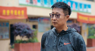 黑竹溝小學(xué)校長介紹校園情況 放映隊員為支教的教師們點贊
