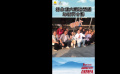 林永健 大鹏 钟楚曦同乡亲们合影 用“剪刀手”留住欢笑