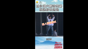 為鄉(xiāng)親們挑選電影放映場地 大鵬站上舞臺腦補演唱會