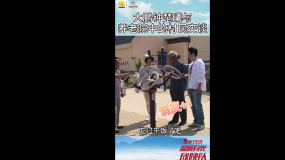 大鵬 鐘楚曦探望活動中心的老人 頑皮玩“方向盤”