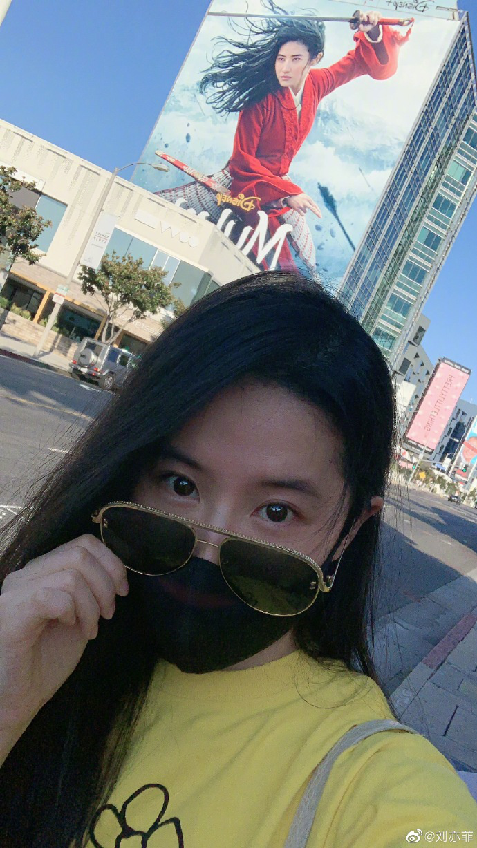 皇冠新现金网:刘亦菲33岁生日晒美照 与《花木兰》海报花式合影 第1张 皇冠新现金网:刘亦菲33岁生日晒美照 与《花木兰》海报花式合影 第1张