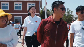 《溫暖有光放映隊(duì)》隊(duì)員同村民打籃球 許諾展現(xiàn)真正的實(shí)力
