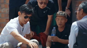 《溫暖有光放映隊(duì)》觀棋不語非好漢 邢佳棟與大爺棋盤對(duì)弈