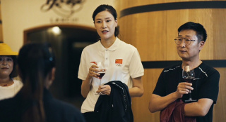 《溫暖有光放映隊(duì)》酒莊遇見最后一位村代表 見證村莊奮斗史