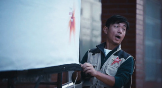 《溫暖有光放映隊(duì)》放映前廣場熱鬧非凡 隊(duì)員把馬扎擺出新意