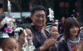 《溫暖有光放映隊(duì)》鄉(xiāng)民為隊(duì)員戴吉祥帶 體驗(yàn)活動(dòng)的熱烈氛圍