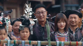 《温暖有光放映队》敲锣打鼓吹竹笙 队员穿侗衣体验民族特色