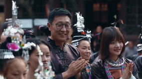 《温暖有光放映队》乡民为队员戴吉祥带 体验活动的热烈氛围