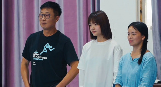 《溫暖有光放映隊》體育訓練中心 隊員楊伊琳帶孩子們做游戲