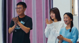 《溫暖有光放映隊》放映隊員楊伊琳組織孩子們舉行趣味比賽