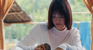 《溫暖有光放映隊(duì)》放映隊(duì)員體驗(yàn)扎染 作品收獲好評與認(rèn)可