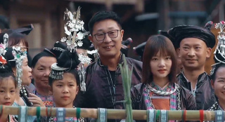 《溫暖有光放映隊》敲鑼打鼓吹竹笙 隊員穿侗衣體驗民族特色