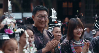 《溫暖有光放映隊》鄉(xiāng)民為隊員戴吉祥帶 體驗活動的熱烈氛圍