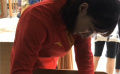 任敏围观杨伊琳锤板蓝根染布 调侃称像一棵大白菜