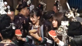 放映队员参加长桌宴 品尝榕江传统美食好吃到停不下来