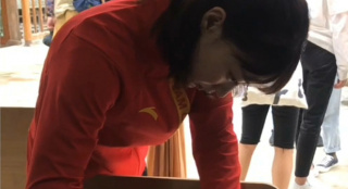任敏圍觀楊伊琳錘板藍(lán)根染布 調(diào)侃稱像一棵大白菜