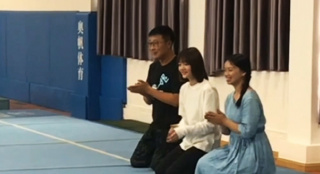 隊員楊伊琳組織孩子進行趣味比賽 林永健任敏為孩子們加油