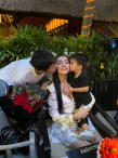 姜潮為麥迪娜浪漫慶生 與兒子齊吻妻子羨煞旁人