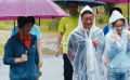 《溫暖有光放映隊》放映隊員討論給老區(qū)人民放什么電影