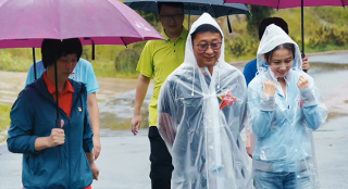 《溫暖有光放映隊》放映隊員討論給老區(qū)人民放什么電影
