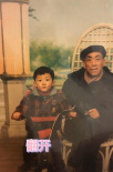 喬任梁媽媽曬舊照悼念兒子：是媽媽沒(méi)照顧好你