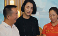 《溫暖有光放映隊(duì)》隊(duì)員從主任的老照片中 了解曾經(jīng)的余村