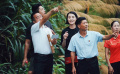 《溫暖有光放映隊(duì)》隊(duì)員重回水泥廠舊址 感受余村的環(huán)境變化