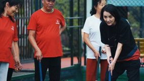 《温暖有光放映队》放映队员参观体育场 姜宏波、凌潇肃门球PK