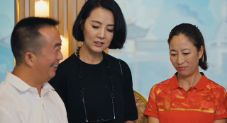 《溫暖有光放映隊》隊員從主任的老照片中 了解曾經(jīng)的余村