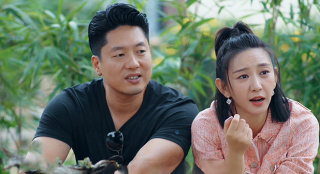 《溫暖有光放映隊》隊員傾聽老照片上水泥廠員工的故事